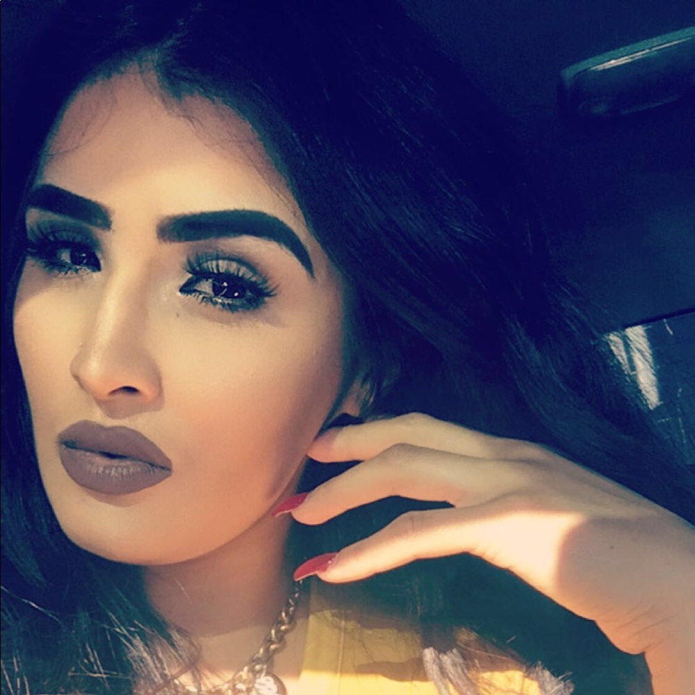 Meet your Posher, Ixayana